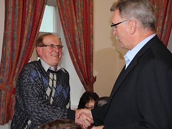 Bürgermeister Dietz beglückwünschte Norbert Lohneiß zur Wahl.