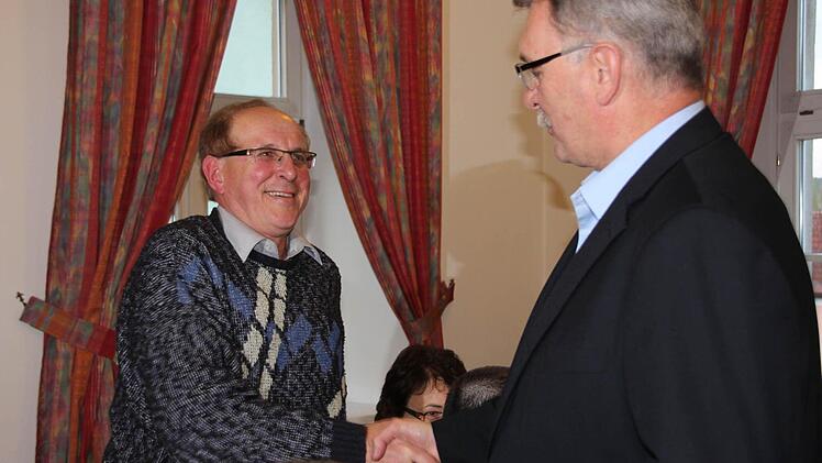 Bürgermeister Dietz beglückwünschte Norbert Lohneiß zur Wahl.