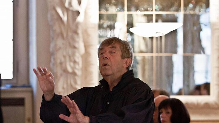 Knut Gramß dirigiert den Melchior-Franck-Kreis bei einem Konzert im Riesensaal der Coburger Ehrenburg. Foto: Jochen Berger