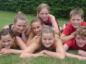 Zehn Medaillen holten die Schwimmer des TV Ebern bei der Bezirksmeisterschaft. Von links Rosana Gallella, Judith Baer, Anna Neubauer, Inka Amend, Leonie Hagel, Moritz Werner, Alexander Amend.