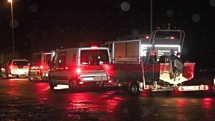 Die Einsatzkräfte bringen ihre Fahrzeuge in Position. Foto: Helmut Will