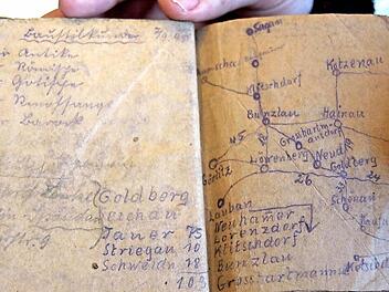 Mit solchen Zeichnungen über die Verschleppung bereitete sich Martin Welz auf die Heimreise vor. Er sollte Jahre darauf warten müssen. Fotos/Repros: Ralf Kestel
