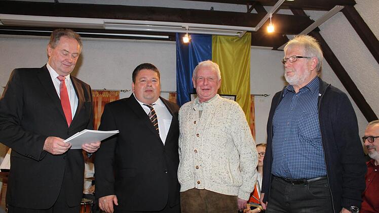 Die Fahrer des Bürgerbusses mit Hans Göller und Johannes Harrer Foto: Carmen Schwind