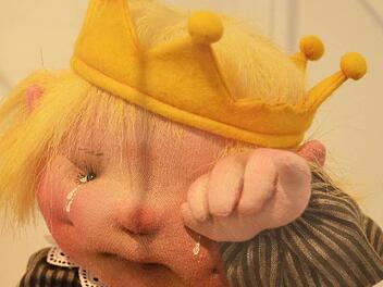 Der traurige kleine König, der im vergangenen Jahr bei der Sonderausstellung im Museum der Deutschen Spielzeugindustrie zu sehen war, passt zur Absage des festlichen Auftakts zum 25. Internationalen Puppenfestivals in Neustadt am Sonntag. Foto: Rainer Lutz