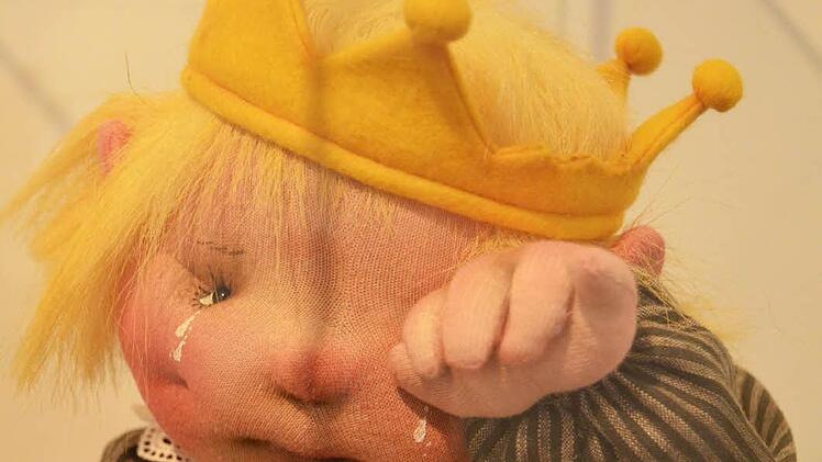 Der traurige kleine König, der im vergangenen Jahr bei der Sonderausstellung im Museum der Deutschen Spielzeugindustrie zu sehen war, passt zur Absage des festlichen Auftakts zum 25. Internationalen Puppenfestivals in Neustadt am Sonntag. Foto: Rainer Lutz