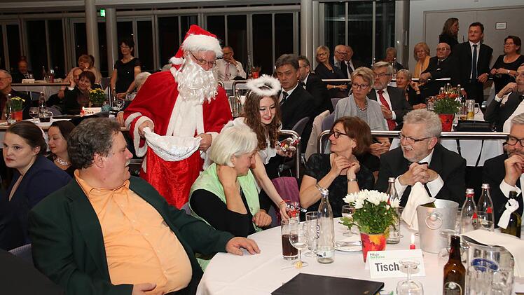 Der Nikolaus verteilte kleine Geschenke im Publikum. Foto: Michael Stelzner