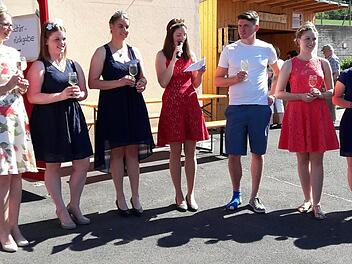 Treffpunkt der Hoheiten (von links): Mirjam Gößmann-Schmitt, Annika Kuchenbrod, Johanna Seitz, Marlene Büttner, Stefanie Eitel, Elisa Schubert, Anna Paul. Dazwischen Daniel Seufert (SV).  Foto: Christian Rost