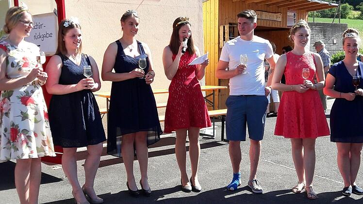 Treffpunkt der Hoheiten (von links): Mirjam Gößmann-Schmitt, Annika Kuchenbrod, Johanna Seitz, Marlene Büttner, Stefanie Eitel, Elisa Schubert, Anna Paul. Dazwischen Daniel Seufert (SV).  Foto: Christian Rost