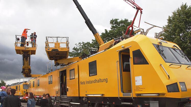 Die Hebebühne des Instandhaltungsfahrzeugs für Oberleitungsanlagen nutzen viele Besucher, um sich einen Überblick über das Gelände zu verschaffen. Foto: Alfred Thieret