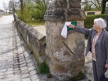 Juliane Oppelt, die Tochter von Konrad Böckl, der die Sprengung der alten Aischbrücke verhinderte, enthüllte die Gedenktafel.  Foto: Tina Meier