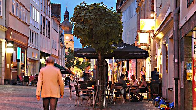 Im Steinweg herrscht das dichteste Angebot von Gaststätten und Kneipen. Das Ordnungsamt begrenzt die Betriebszeit der Außengastronomie nun nicht mehr um 22 Uhr, sondern verzichtet komplett darauf, Betriebszeiten in die Bescheide zu schreiben. Die Lärmgrenzwerte müssen jedoch eingehalten werden, um die Anwohner nicht zu belästigen. Foto: Christoph Winter / Archiv