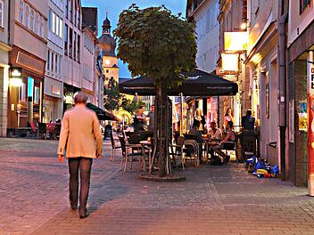 Im Steinweg herrscht das dichteste Angebot von Gaststätten und Kneipen. Das Ordnungsamt begrenzt die Betriebszeit der Außengastronomie nun nicht mehr um 22 Uhr, sondern verzichtet komplett darauf, Betriebszeiten in die Bescheide zu schreiben. Die Lärmgrenzwerte müssen jedoch eingehalten werden, um die Anwohner nicht zu belästigen. Foto: Christoph Winter / Archiv