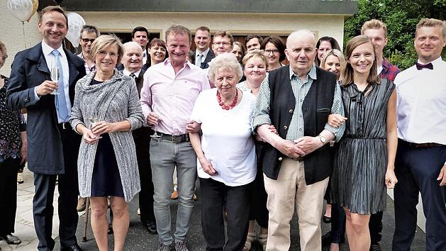 Irmgard Schuberth (Bildmitte) mit Ehemann Hans (links daneben), ihrer Familie und B&uuml;rgermeister Robert Bosch  Foto: Werner Rei&szlig;aus