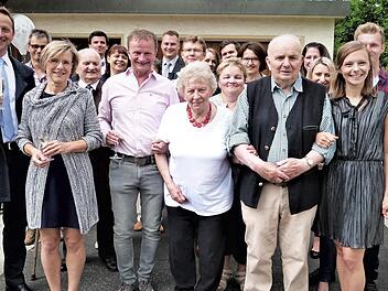 Irmgard Schuberth (Bildmitte) mit Ehemann Hans (links daneben), ihrer Familie und Bürgermeister Robert Bosch  Foto: Werner Reißaus