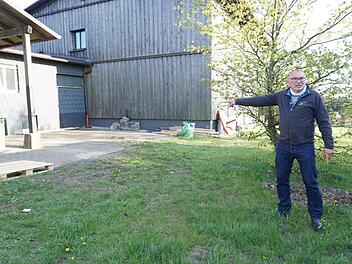 Der Vorsitzende, Manfred Egert, zeigt, wo die neue Außenterrasse an der  Kissinger Hütte entstehen soll. Marion Eckert