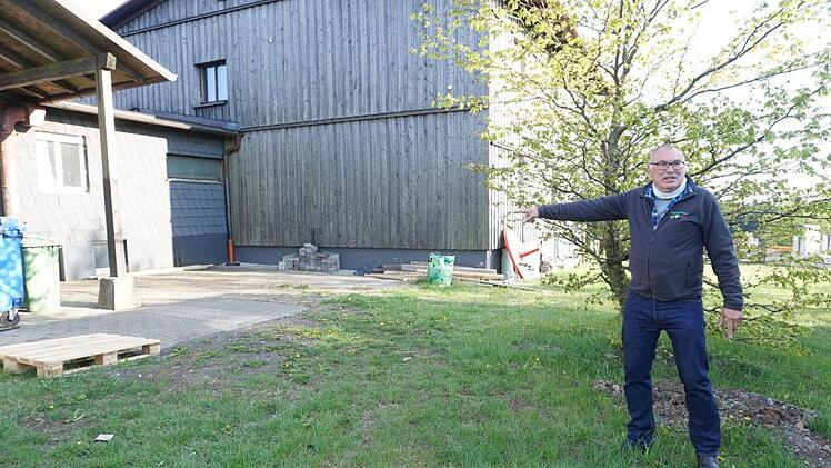 Der Vorsitzende, Manfred Egert, zeigt, wo die neue Außenterrasse an der  Kissinger Hütte entstehen soll. Marion Eckert