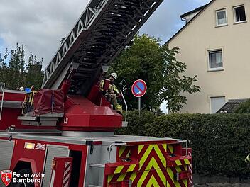Bamberger Feuerwehr zu Drehleiter-Rettung alarmiert - Person verletzt