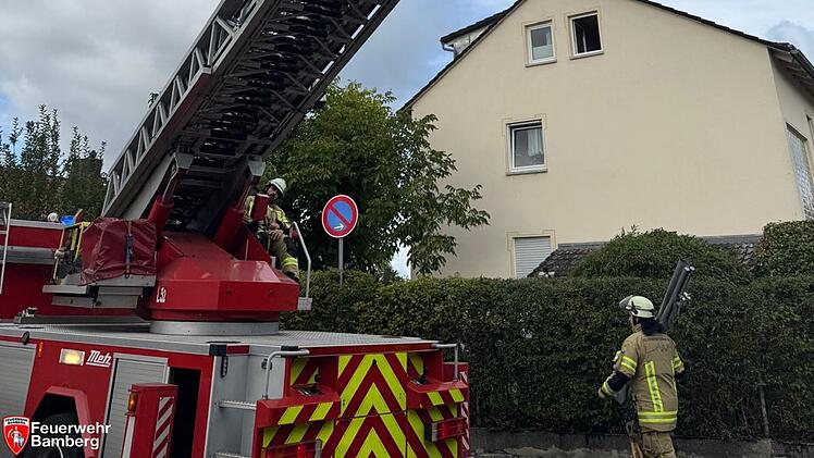 Bamberger Feuerwehr zu Drehleiter-Rettung alarmiert - Person verletzt