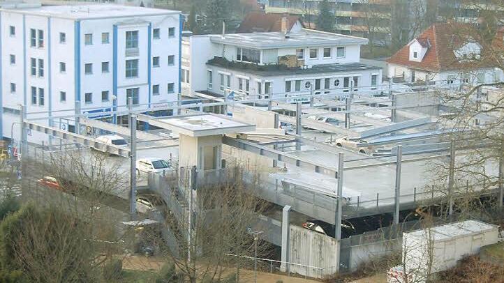Das Parkhaus am Klinikum von oben. Schon vor fünf Jahren hatte die Verwaltung die Palette erweitern lassen. Für Entspannung bei der Parkplatzsituation sorgte diese Maßnahme aber nur kurze Zeit.