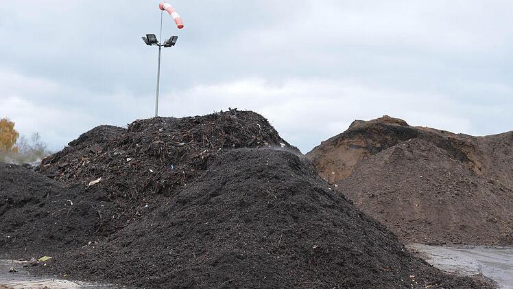 Geruchsintensive Arbeiten auf den Freiflächen werden nur bei günstiger Windrichtung erledigt. Windsäcke dienen der Orientierung. Foto: Ronald Rinklef