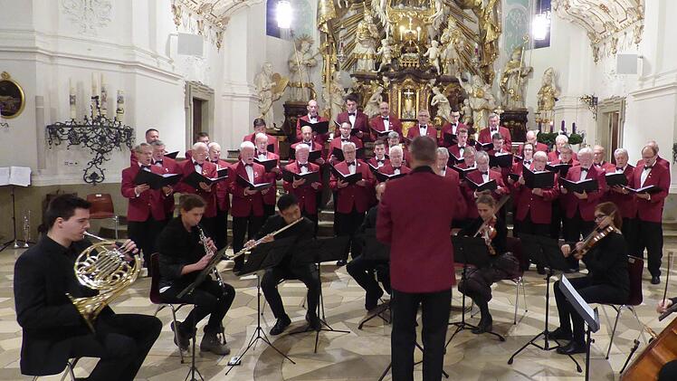 Der Männerchor Reuth mit dem Ensemble Soliton im Vordergrund