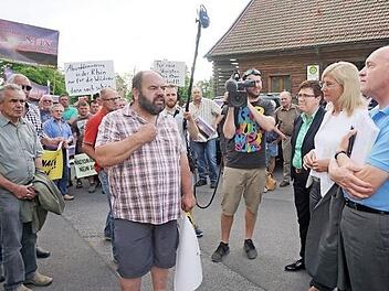 Horst Kimmel aus Oberwildflecken verwies auf die ohnehin schon bestehenden Einschränkungen durch Auflagen des Biosphärenreservates. Weitere Einschränkungen seien nicht hinnehmbar, gab er Bürgermeisterin Birgit Erb, der Umweltministerin Ulrike Scharf und Landrat Thomas Habermann mit auf den Weg.  Foto: Marion Eckert