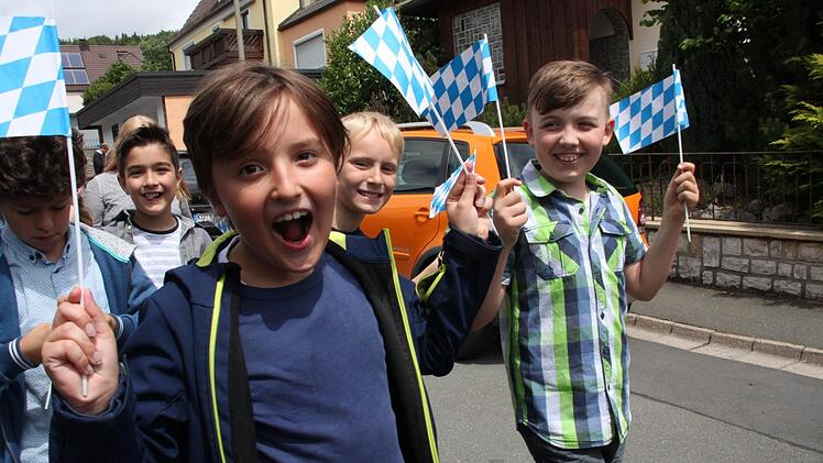 Diese Jungs mit ihren Fähnchen hatten jede Menge Spaß. Foto: Stephan Stöckel.