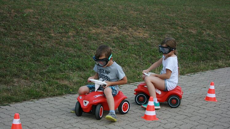 Madeleine und Fabian M&uuml;ller machen eine Testfahrt mit der Rauschbrille.