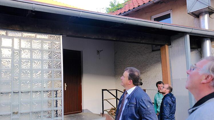 Schon im Mai hatten die Räte bei einer Ortsbegehung in Völkersleier das reparaturbedürftige Dach des Schützenhauses in ihren Blick genommen. In der jüngsten Gemeinderatssitzung wurde der Auftrag vergeben.Gerd Schaar