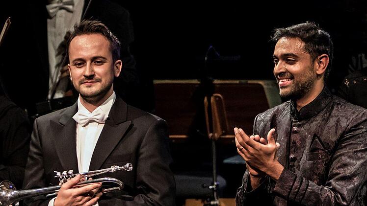 Reichlich Beifall gab es für GMD-Aspirant Harish Shankar und den Solisten Markus Riepertinger im Landestheater. Gefeierter Solist war der Trompeter Markus Riepertinger.Jochen Berger