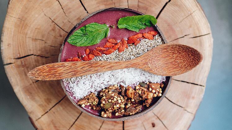 Die brasilianische Wunderbeere macht sich super in Bowls oder Smoothies und lässt sich hervorragend mit anderen Superfoods wie Gojibeeren und proteinreichen Nüssen kombinieren.