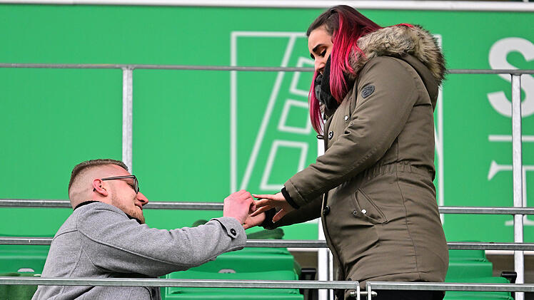 Fürth: Fußball war nur Nebensache - Zuschauer macht Heiratsantrag in Fußballstadion