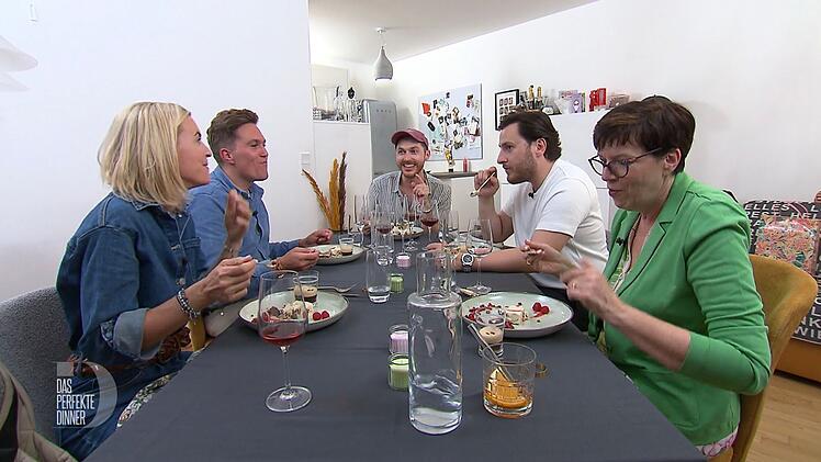 Zum Auftakt in Wien trifft sich die "Dinner"-Runde bei Patrick (39) im 6. Bezirk.