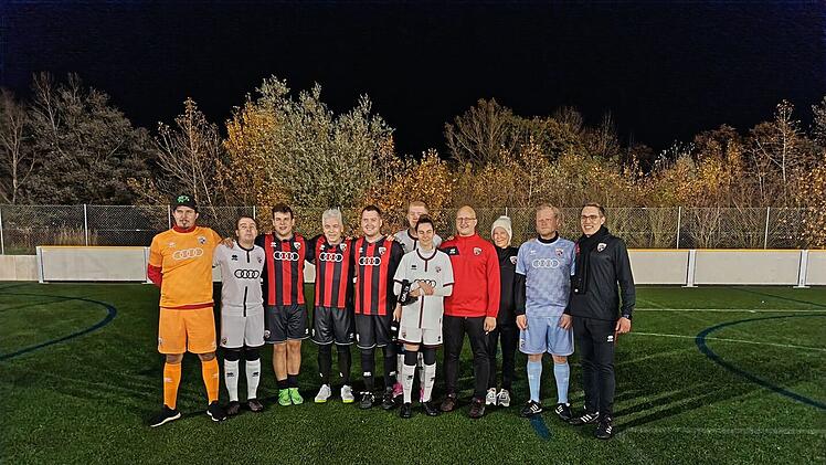 Michael Mittermeier trifft auf die Mitglieder des FC Ingolstadt 04 - Abteilung Blindenfu&szlig;ball .