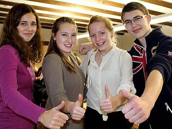 Internationale Freundschaft: Große Freude über das Wiedersehen im Lang-Haus herrscht bei Eliska Mickova (18), Hanna Langmann (16), Karolina Poulová (15) und Jakub Kvapilik (16).  Fotos: Pfannes