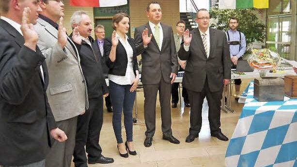 Die Vereidigung der neuen Gemeinderäte (von links): Philipp Welsch, Norbert Gleichmann, Manfred Brückner, Greta Albrecht, Christian Flohrschütz, Matthias Korn und Bernd Höfer. Foto: Berthold Köhler