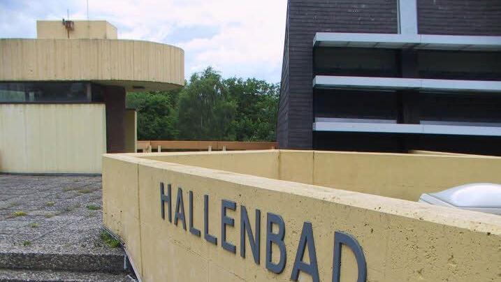 Eine letzte PrüSfung soll klären, ob das Hallenbad vielleicht doch noch zu retten ist. Foto: Archiv