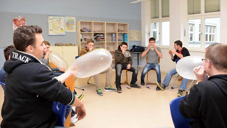 Auch platzende Kondome gehörten zum Gesundheitstag der 7. und 8. Klassen an der Anton-Kliegl-Schule.  Foto: Peter Rauch