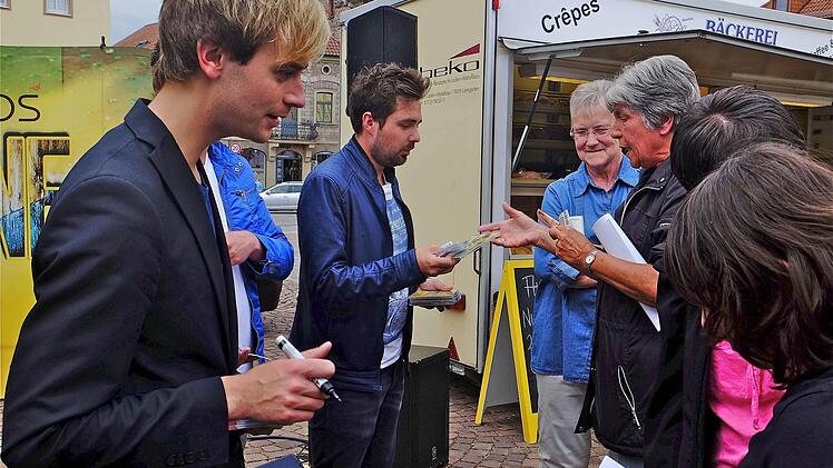 Autogrammstunde der Schlagergruppe "Cappuccinos" in Hammelburg. Foto: Gerd Schaar