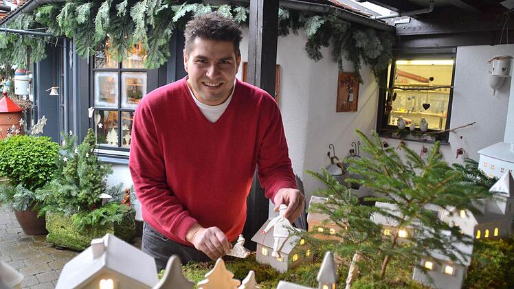 Hier steckt der Inhaber der Töpferei Kirchner in Burkardroth, Sebastian Kirchner, Figuren ins Moos. Foto: Kathrin Kupka-Hahn