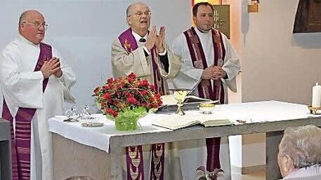 Diakon Norbert Naturski, der Geistliche Rat i.R. Albert L&ouml;hr und der Effeltricher Pfarrer J&uuml;rgen Dellermann (v.&nbsp;l.) feierten den Festgottesdienst.  Foto: Mathias Erlwein