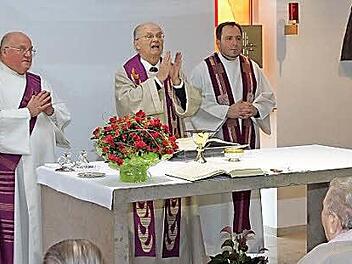 Diakon Norbert Naturski, der Geistliche Rat i.R. Albert Löhr und der Effeltricher Pfarrer Jürgen Dellermann (v. l.) feierten den Festgottesdienst.  Foto: Mathias Erlwein