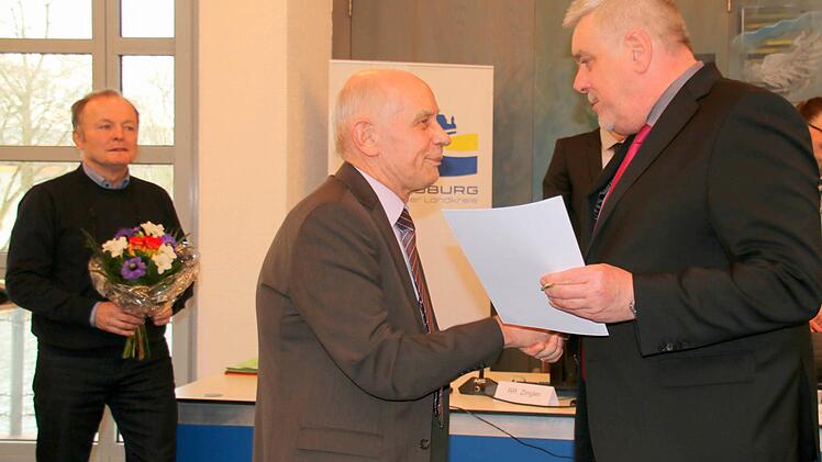 Für seine herausragenden Verdienste um den Notarztdienst im Rettungsdienstbereich Coburg ehrte Sitzungsleiter Norbert Tessmer (rechts) Dr. Gerhard Beyer mit der Ehrennadel des Zweckverbands. Foto: Bettina Knauth