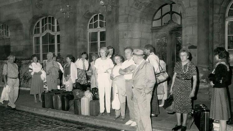 In aller Frühe fanden sich die Coburger Stadträte und ihre Frauen vor dem Rathaus ein, um von hier aus die Partnergemeinde Gais in Südtirol anzusteuern. Foto: Archiv