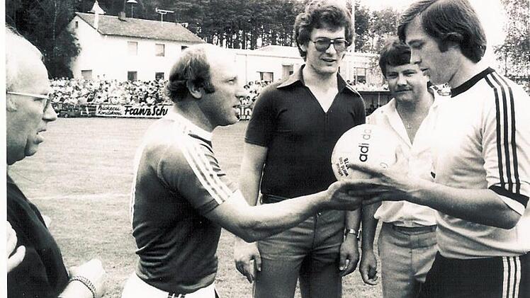 Uwe Seeler (l.) war 1981 zu Gast in Röttenbach.  Foto: privat