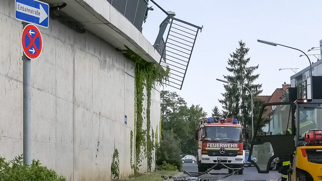 Würzburg: Auto droht nach Unfall von Brücke zu stürzen