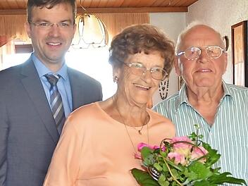 Gratulation zum 85. Geburtstag von Maria Bachinger in Friesen. Von links Dritter Bürgermeister Markus Wich, Jubilarin Mara Bachinger und ihr Ehemann Hans Bachinger  Foto: K.- H. Hofmann