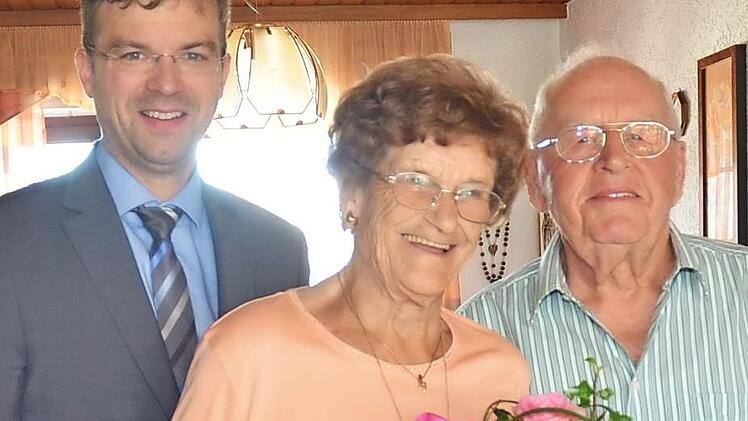 Gratulation zum 85. Geburtstag von Maria Bachinger in Friesen. Von links Dritter Bürgermeister Markus Wich, Jubilarin Mara Bachinger und ihr Ehemann Hans Bachinger  Foto: K.- H. Hofmann