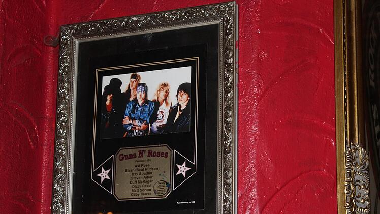 In seinem Paunchy Cats hängen allerlei Autogramme und Seltenheiten aus Punk, Grunge und Rock. Hier zu sehen eine Rarität der Guns 'n Roses.