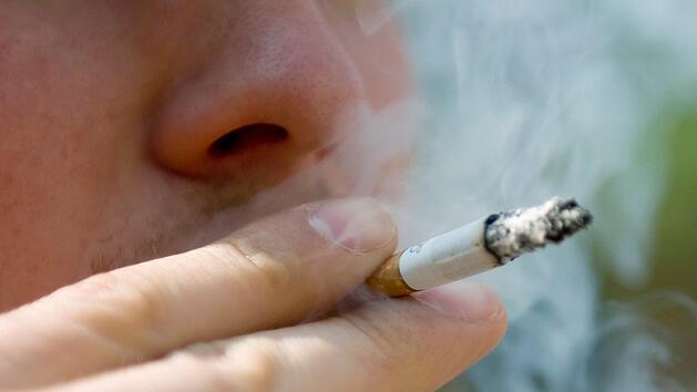 In Oerlenbach l&ouml;ste ein Raucher einen Feuerwehreinsatz aus. Weil er seine Zigarette nicht gr&uuml;ndlich genug ausdr&uuml;ckte, brannte sein Balkon. Symbolbild: Robert Schlesinger dpa/lnw